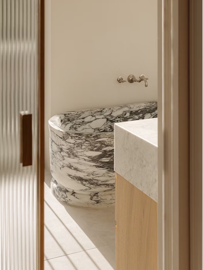 Marble bathtub at Van Eeghenstraat