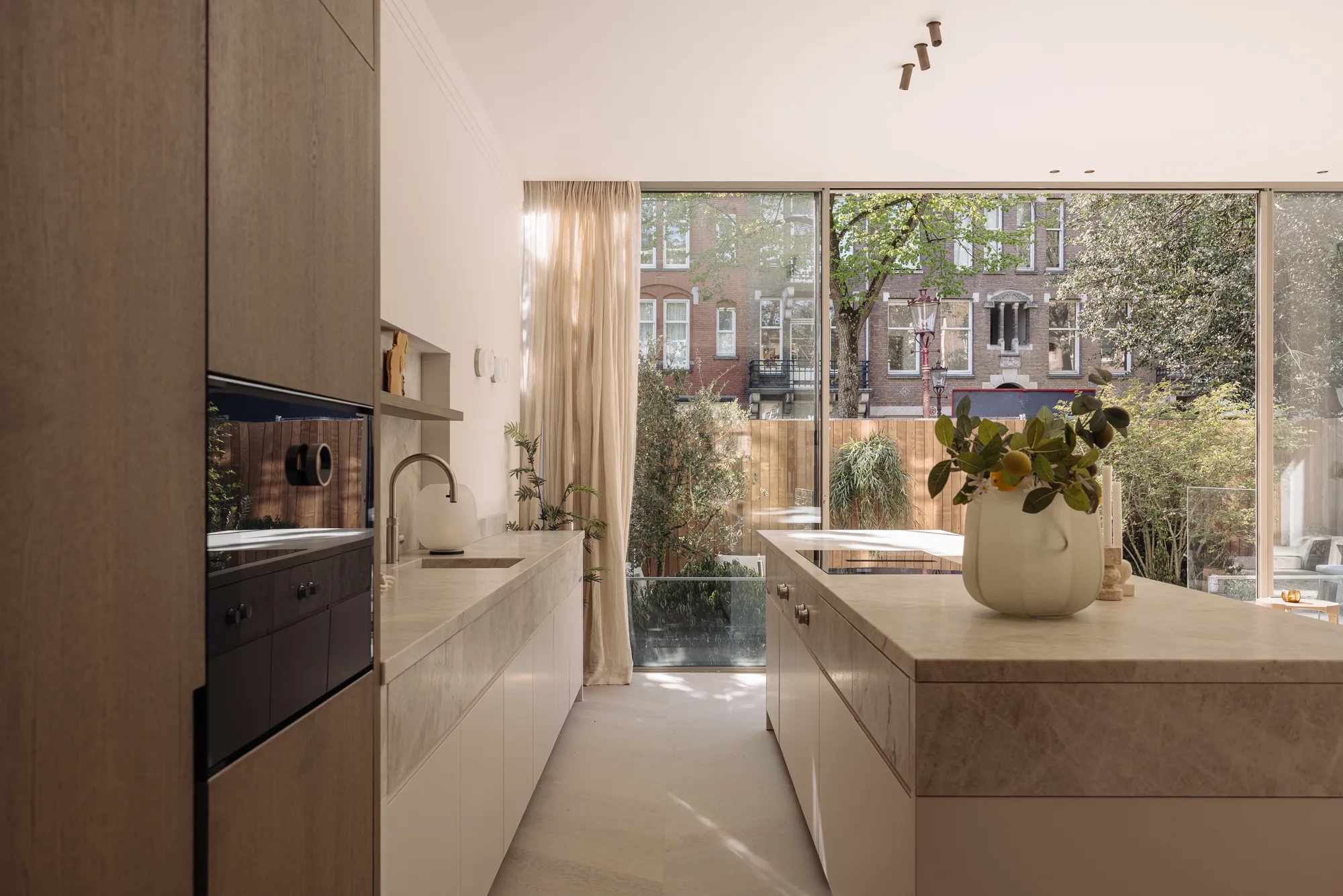 Kitchen opening onto the garden at Waldeck Pyrmontlaan