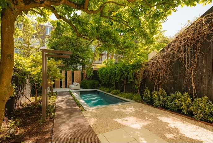 Garden with pool at Van Eeghenstraat