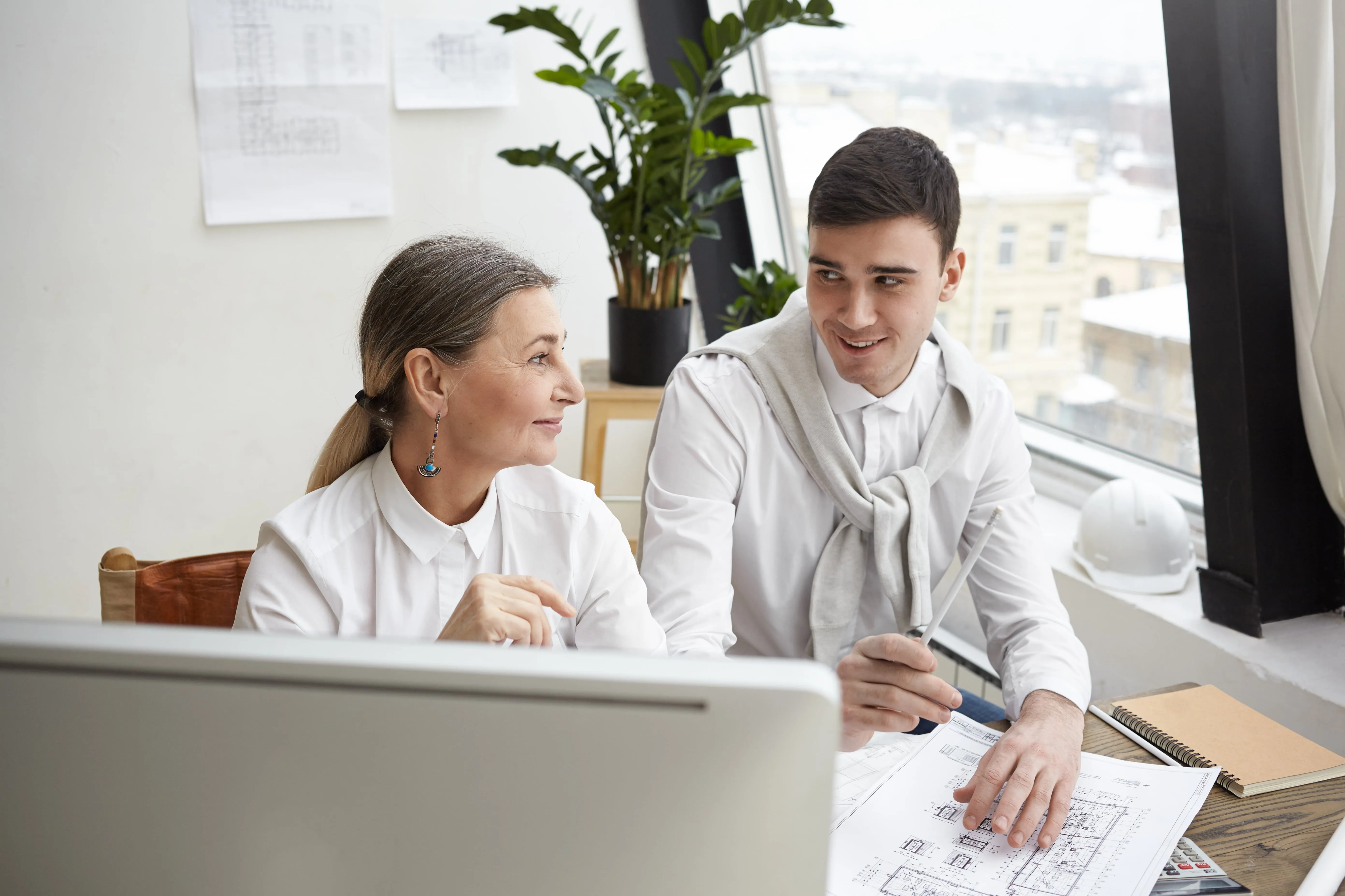 Equipo de trabajo frente a ordenador
