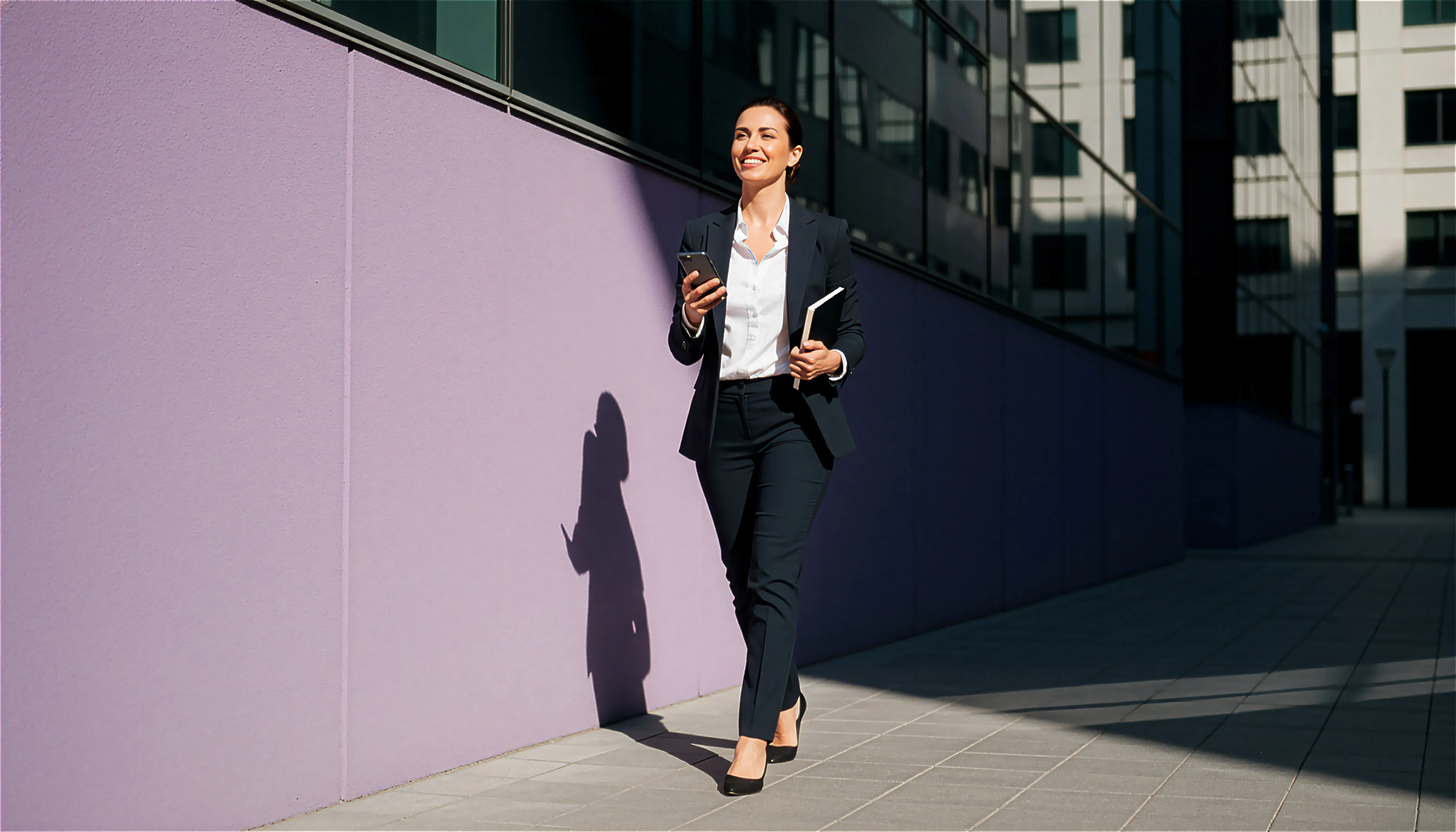 Mujer ejecutiva caminando feliz