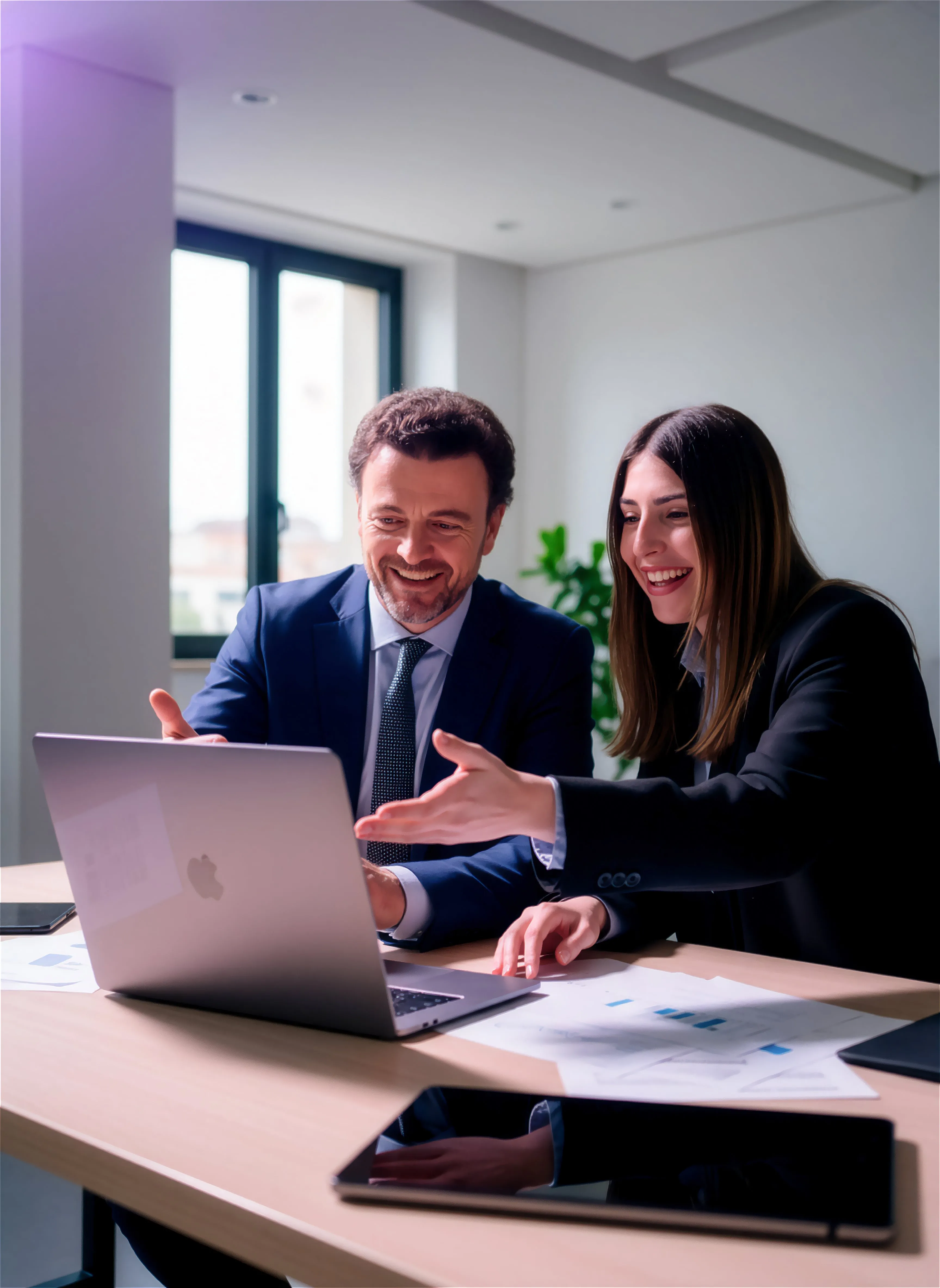 Dos personas felices frente a un ordenador