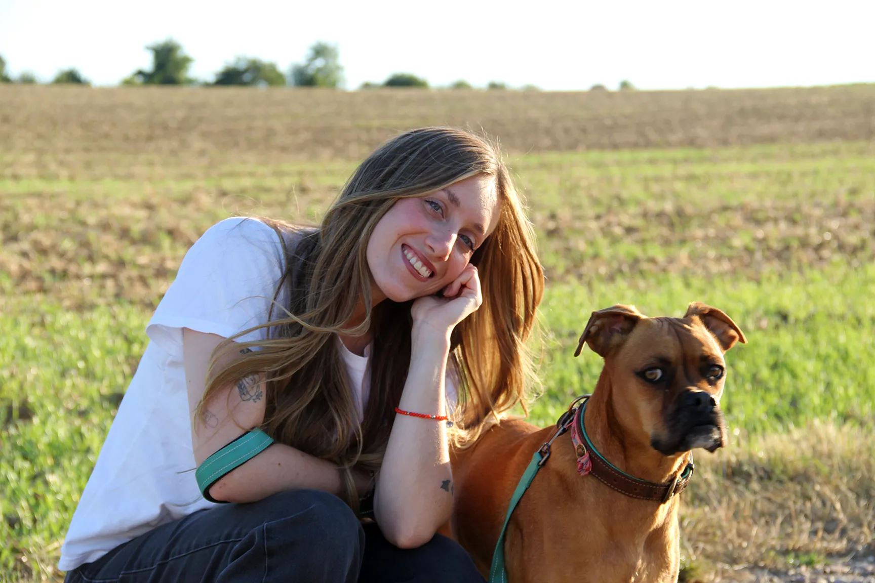 Foto de Juliana Tirri, adiestradora canina y un perro