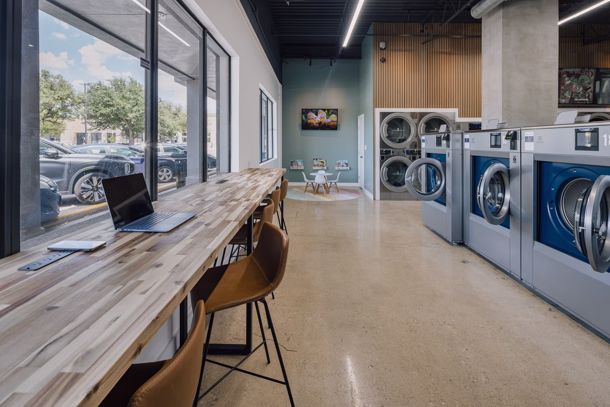 The Wash laundromat in Richardson TX offers a custom work bench with wireless mobile charging stations