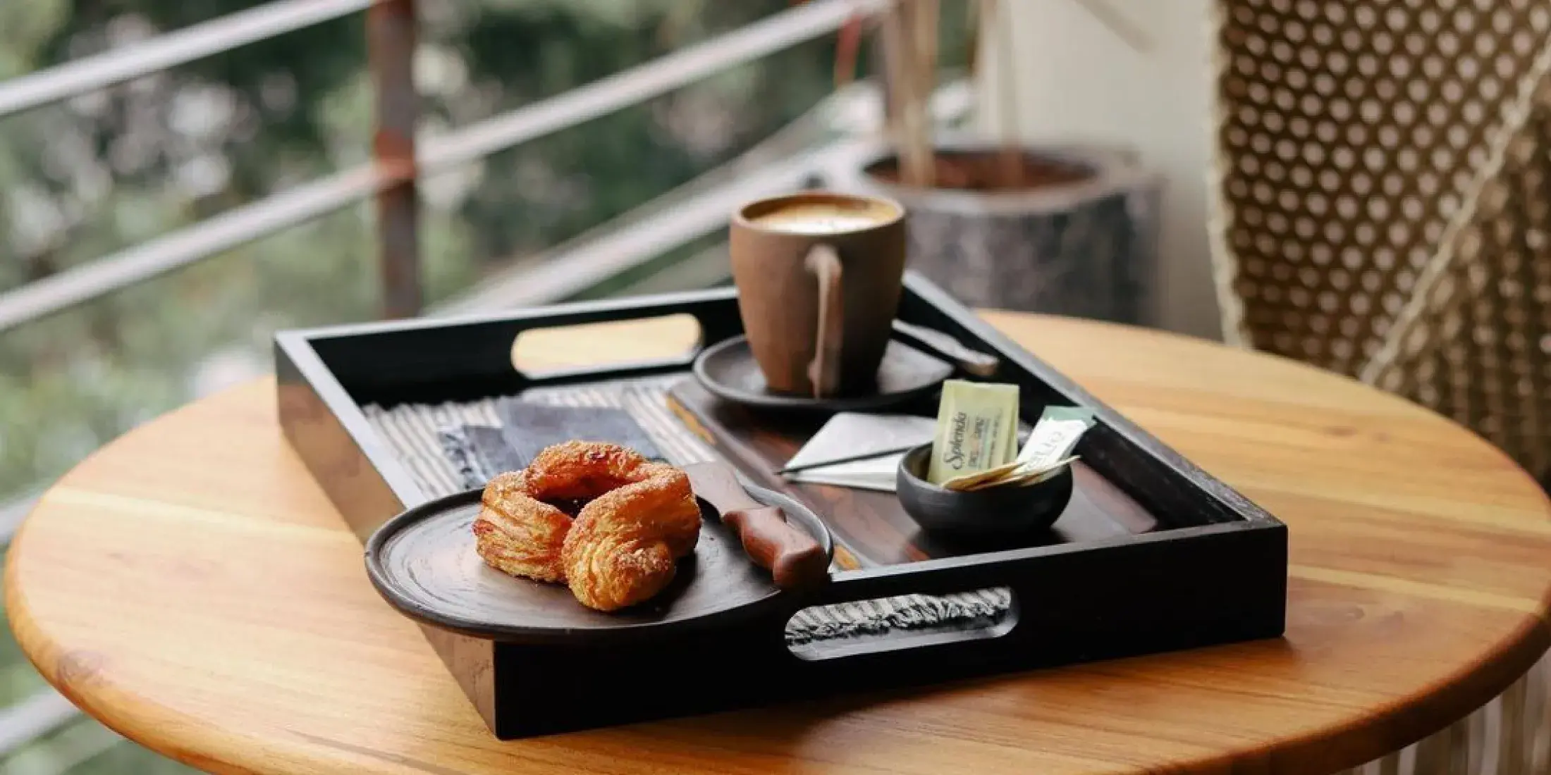 charola-con-pan-artesanal-y-cafe