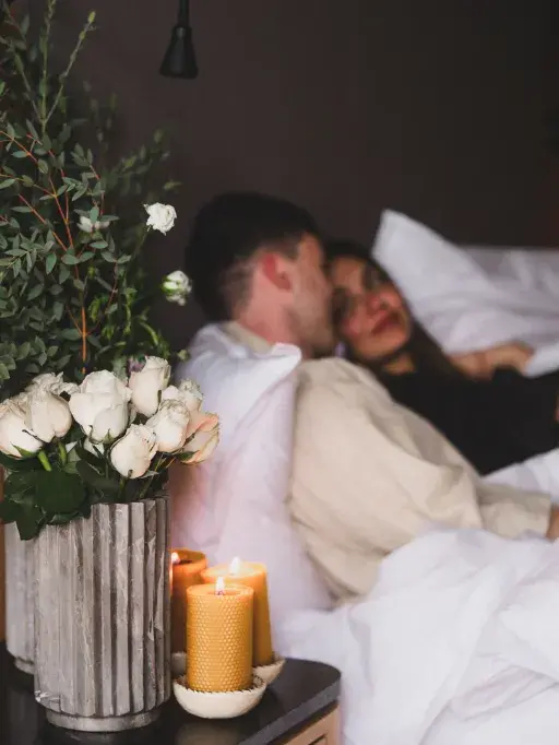 pareja disfrutando de la comodidad de una habitacion en colima 71