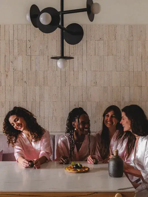 amigas sonriendo y pasandola bien en colima 71