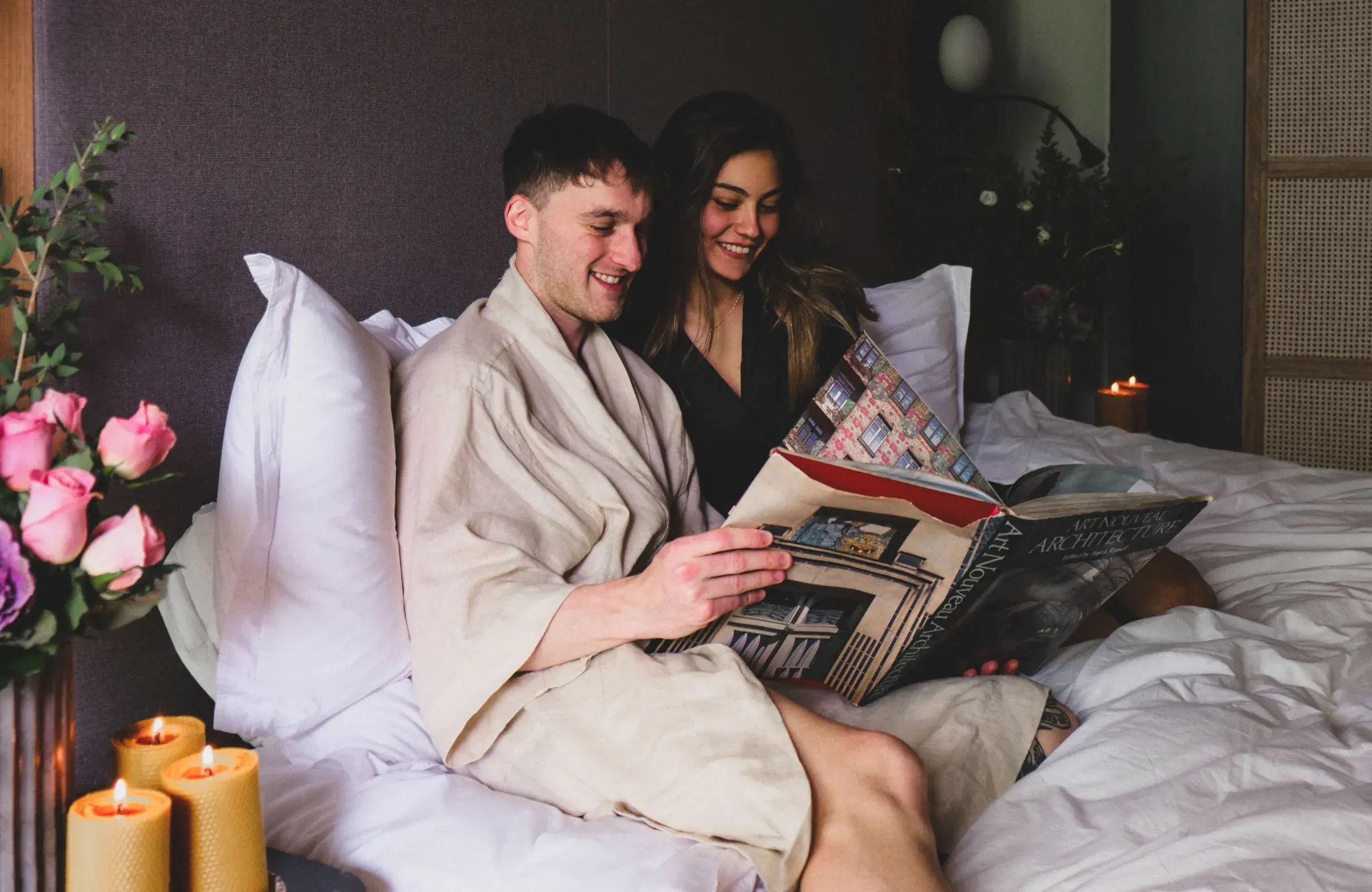 pareja disfrutando de una comoda habitacion de colima 71 mientras leen un libro en la cama 