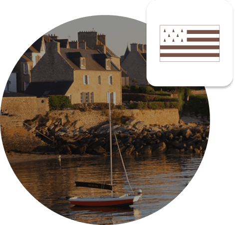 Vue de Roscoff avec un bateau, représentant les trajets locaux