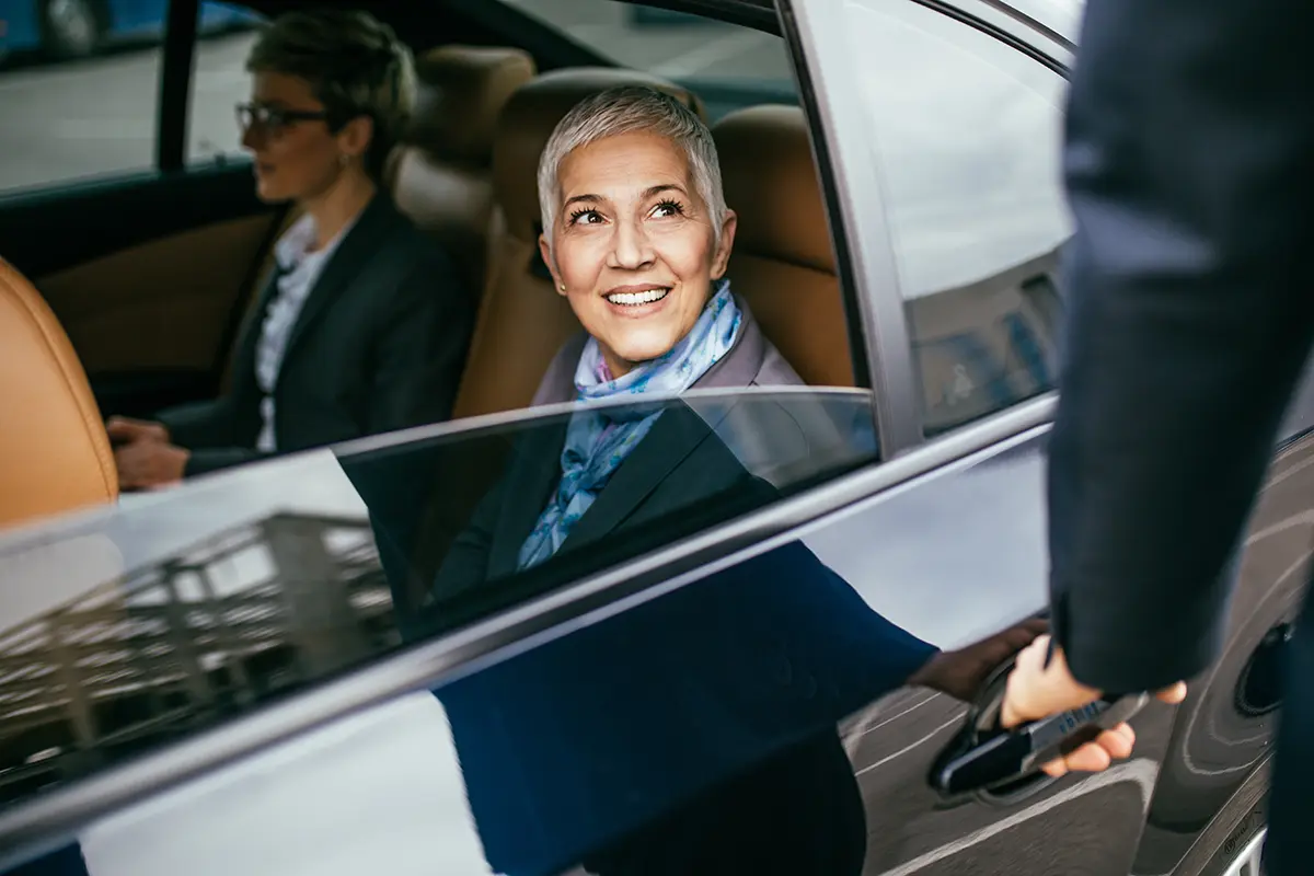 Passagère souriante dans un taxi conventionné CPAM à Roscoff