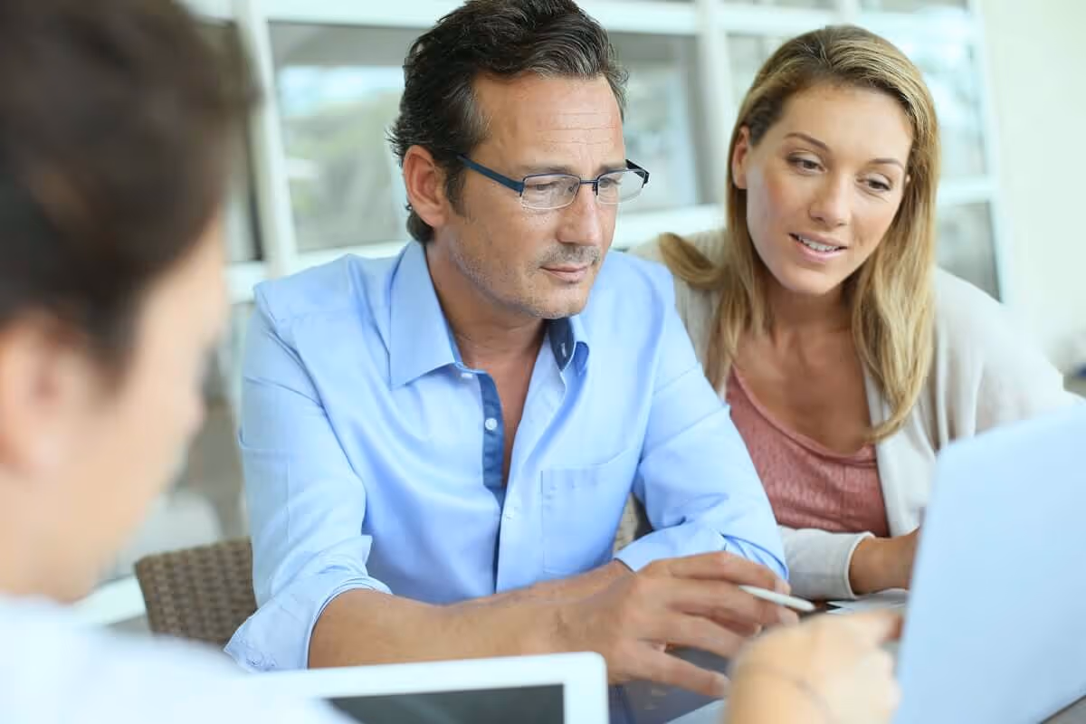 couple-documents-client