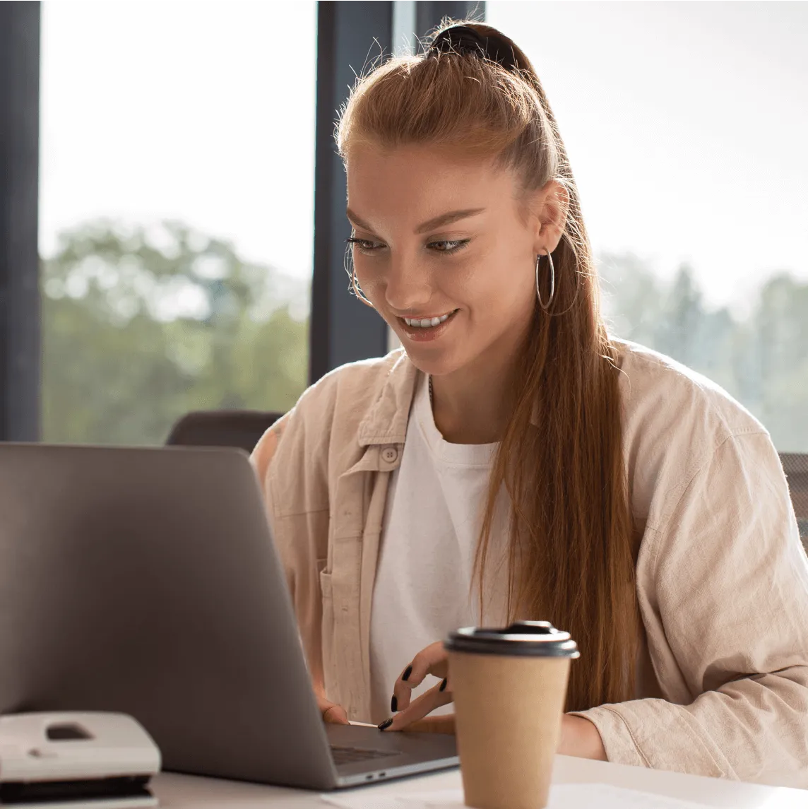 Kobieta pracująca na laptopie nad kampanią sprzedażową na marketplace