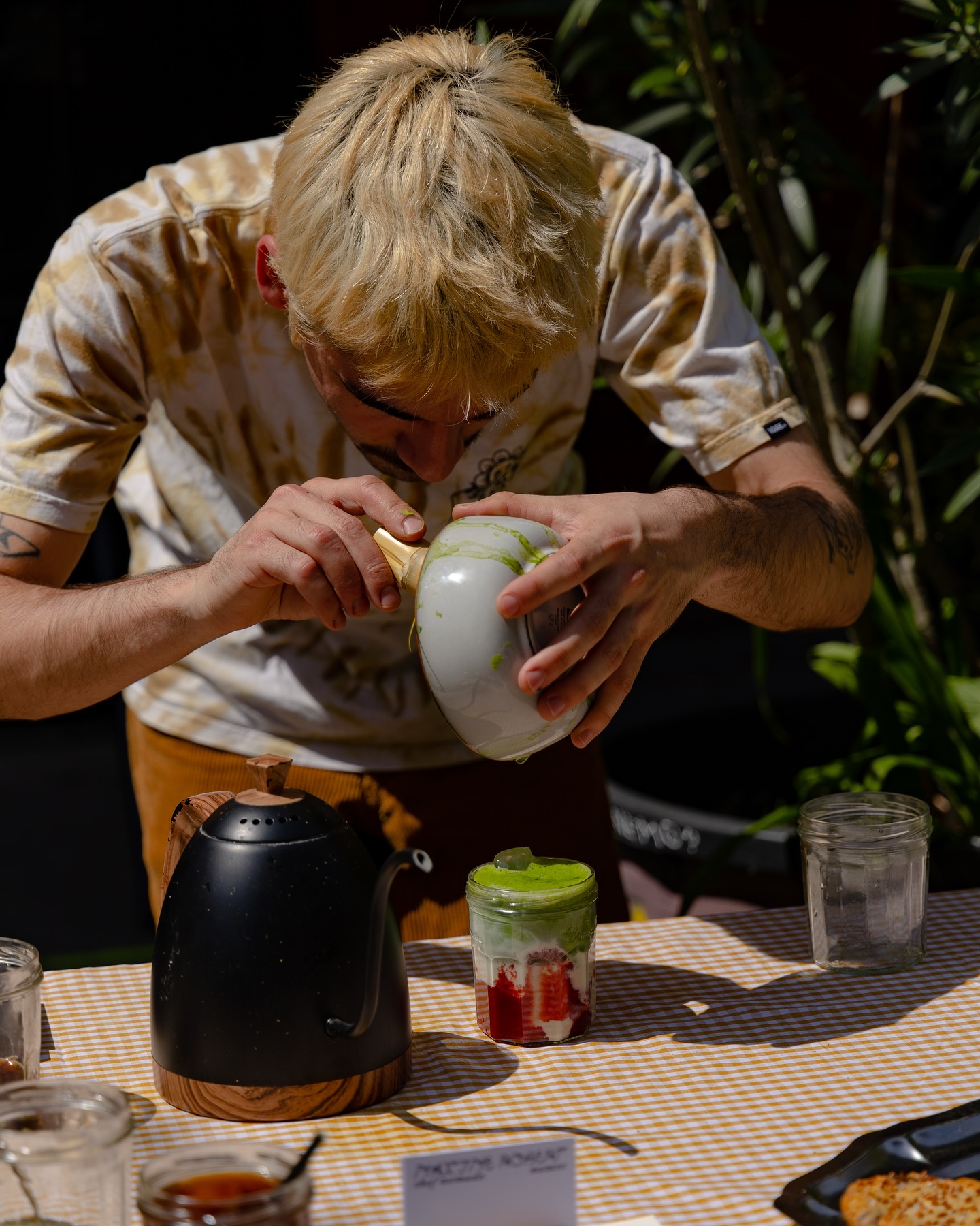 Photo de Maxime Robert qui prépare un Iced Matcha Strawberry Latte