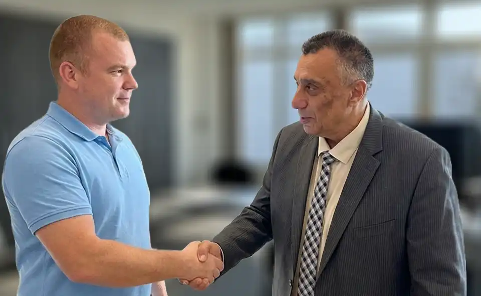 Zwei Herren schütteln sich die Hand.