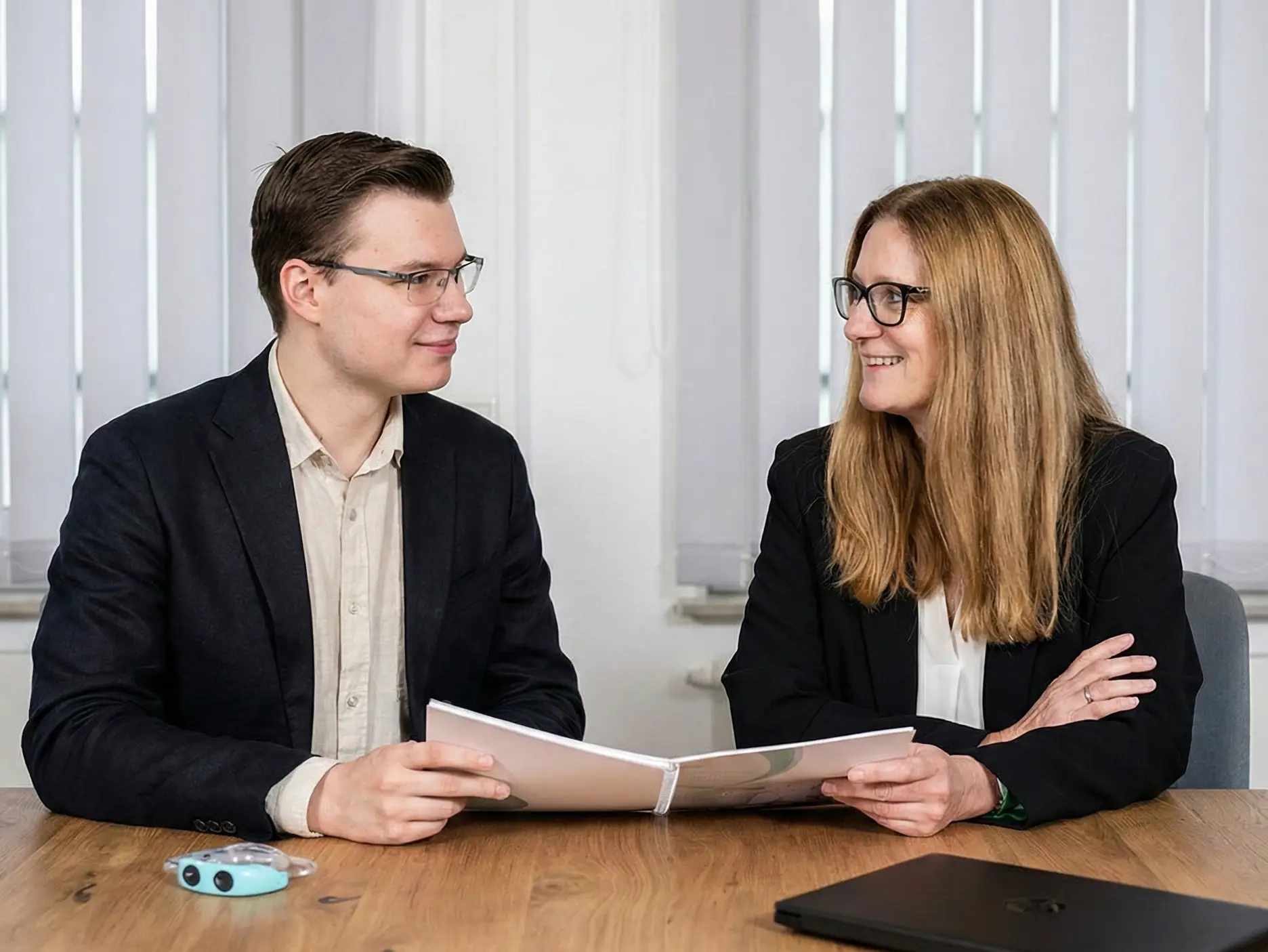 Zwei Personen lesen ein Dokument-