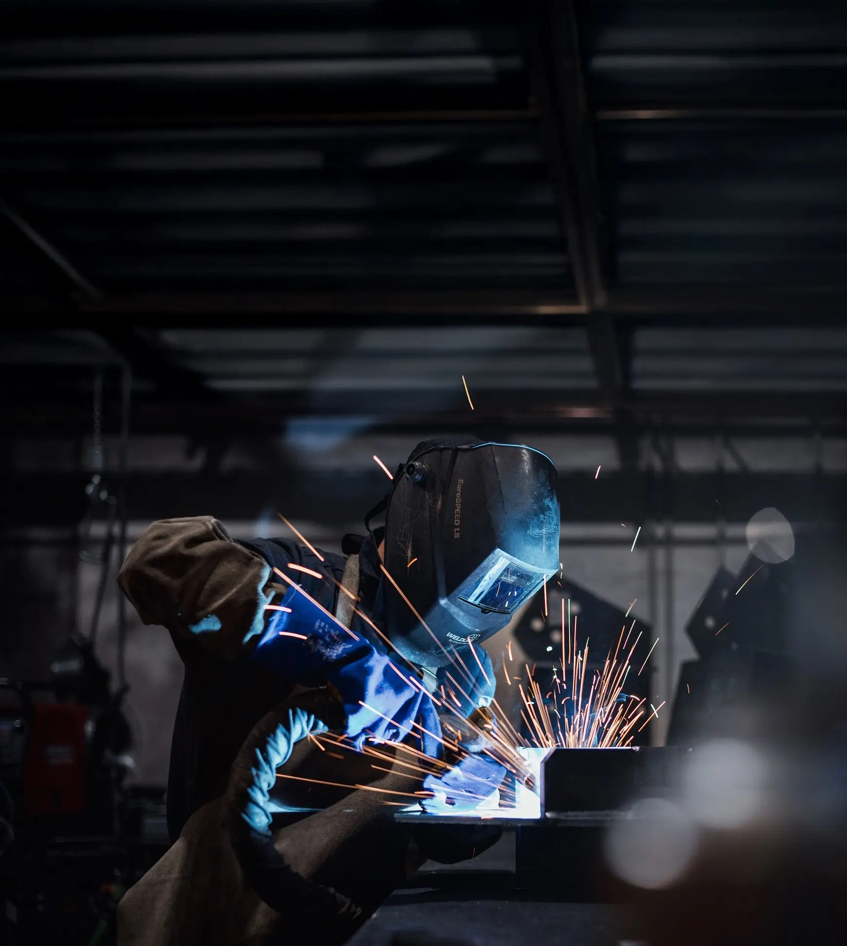soudeur travaillant sur structure métallique photovoltaïque