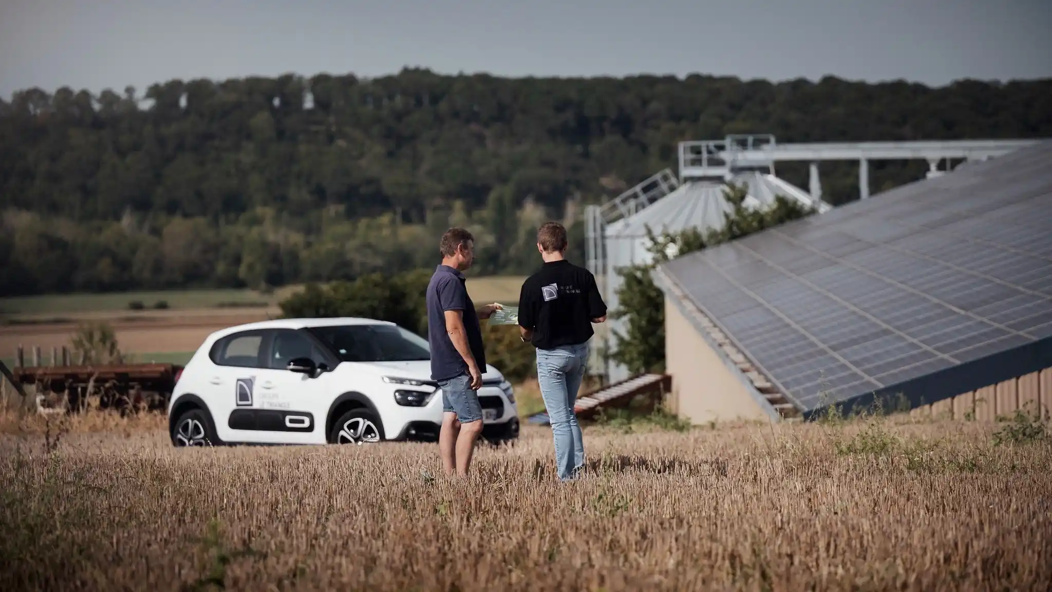 commercial Triangle présentant un projet solaire à un client