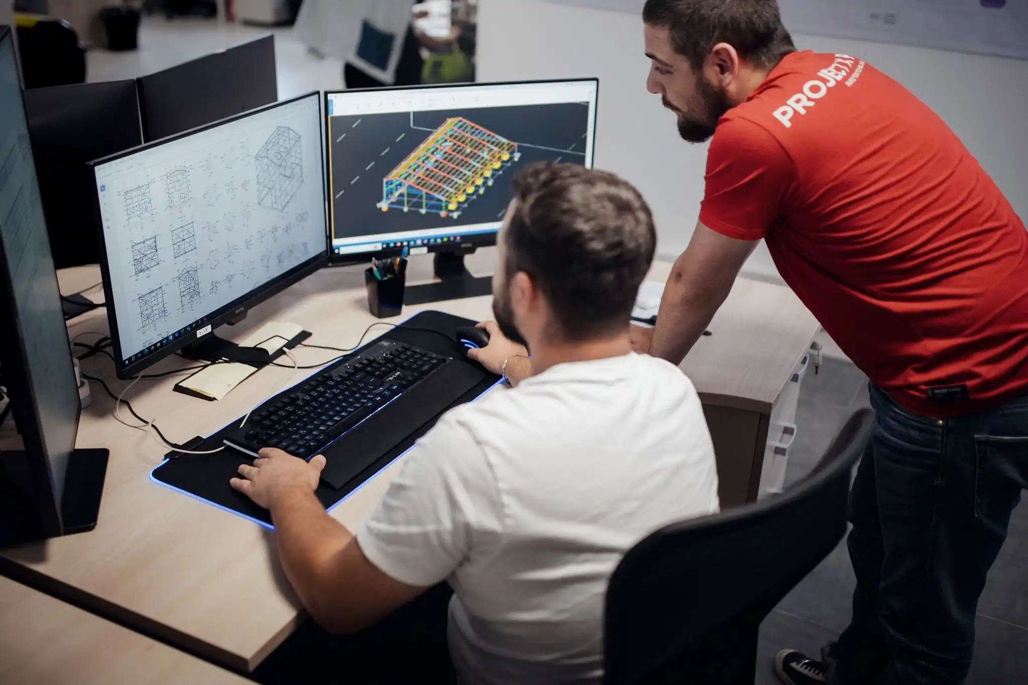 ingénieurs du bureau d'études travaillant sur plans