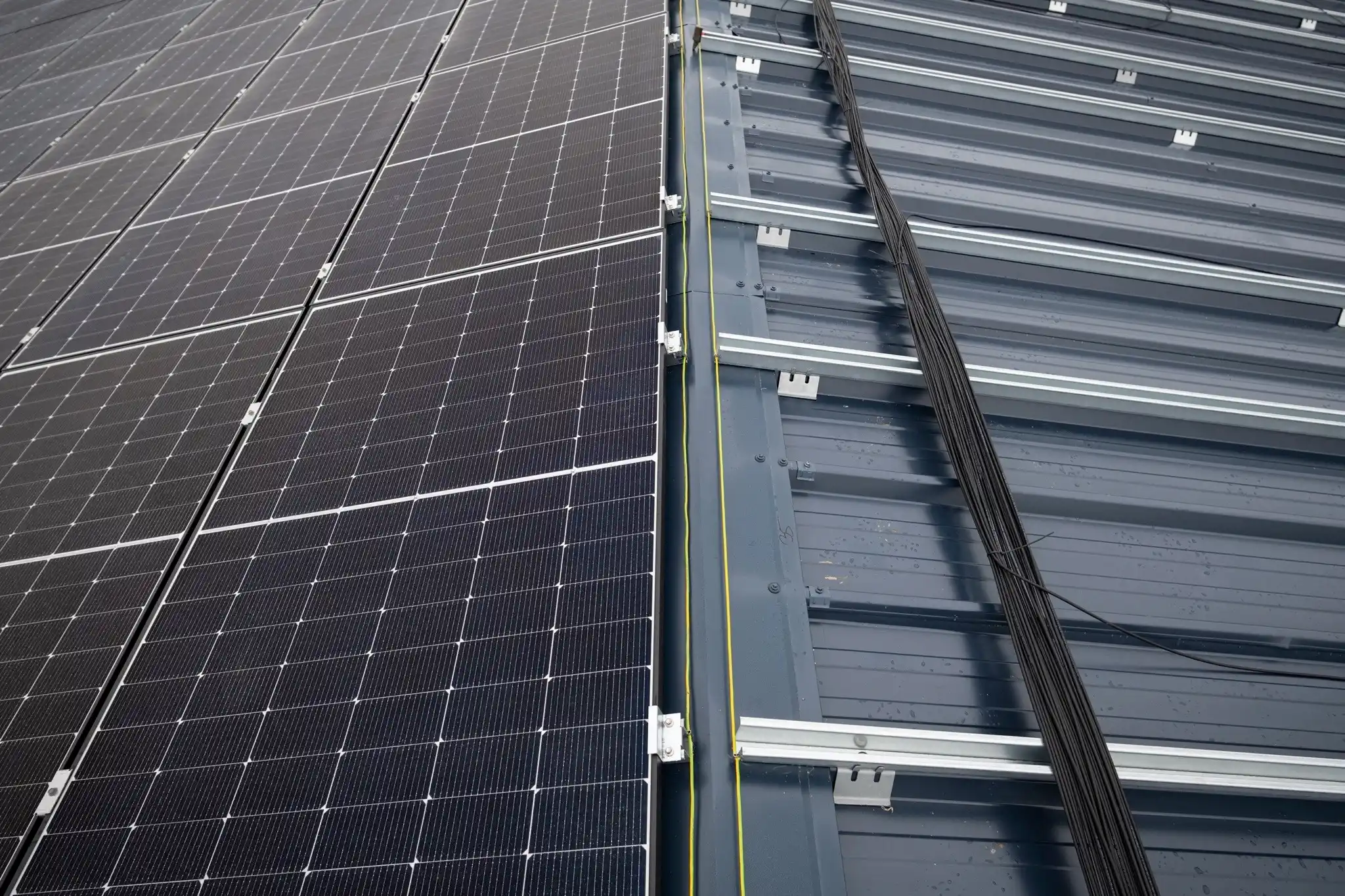 système d'intégration photovoltaïque sur toiture de hangar