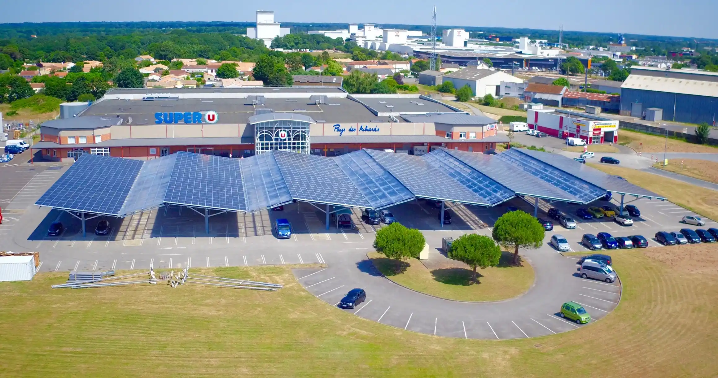 ombrière solaire Super U réalisée par Triangle Horizon