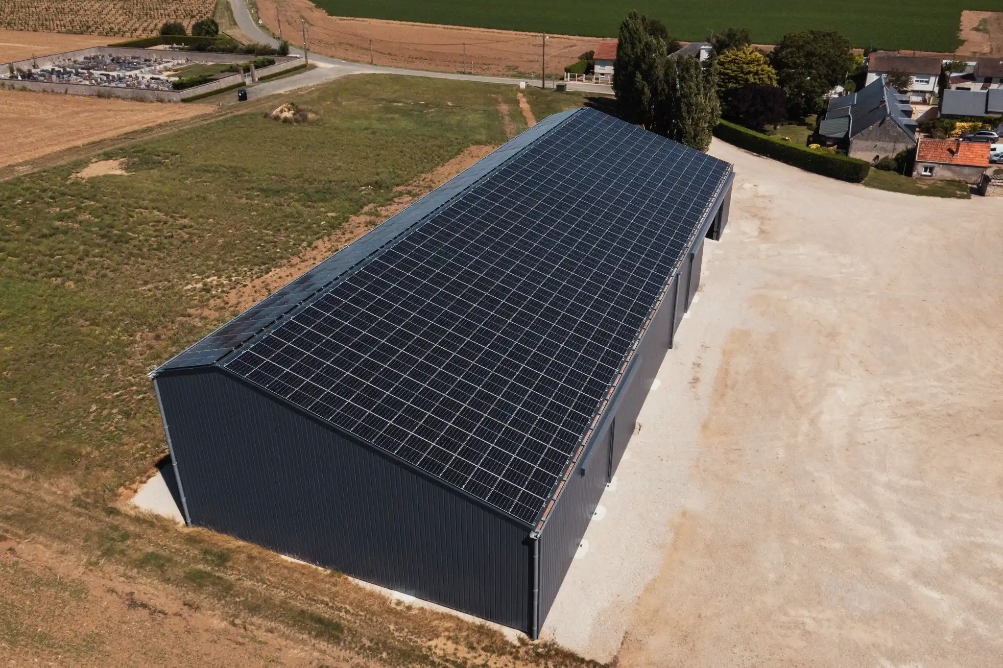 bâtiment solaire asymétrique pour exploitation agricole