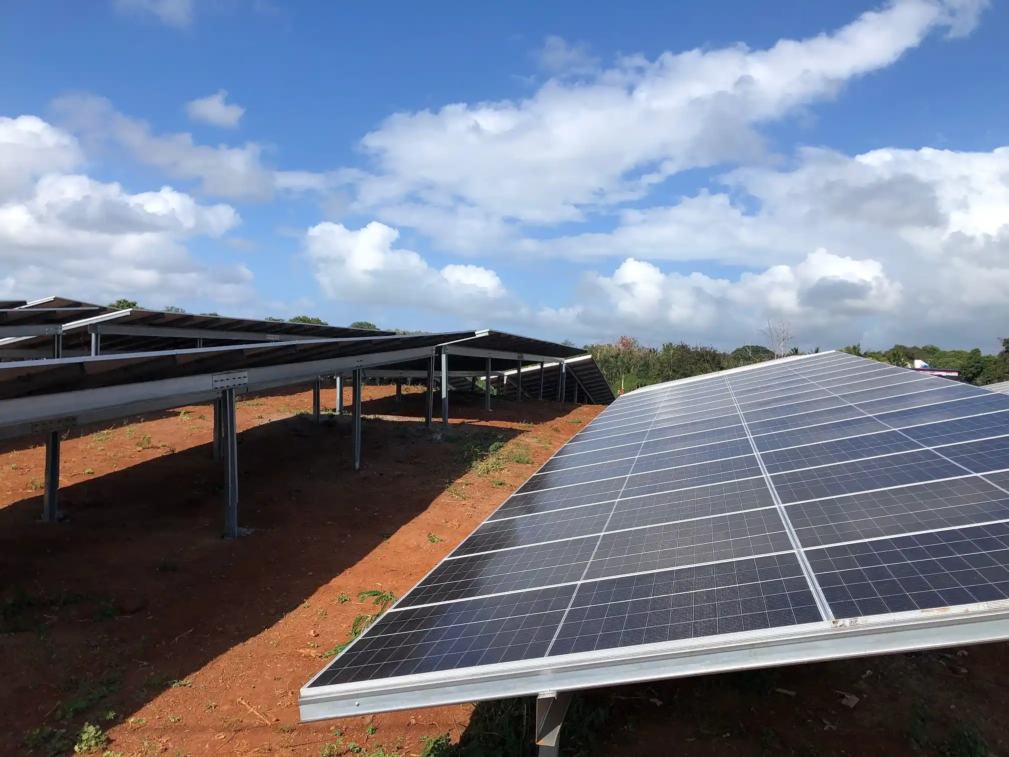 installation de panneaux solaires pour champ photovoltaïque