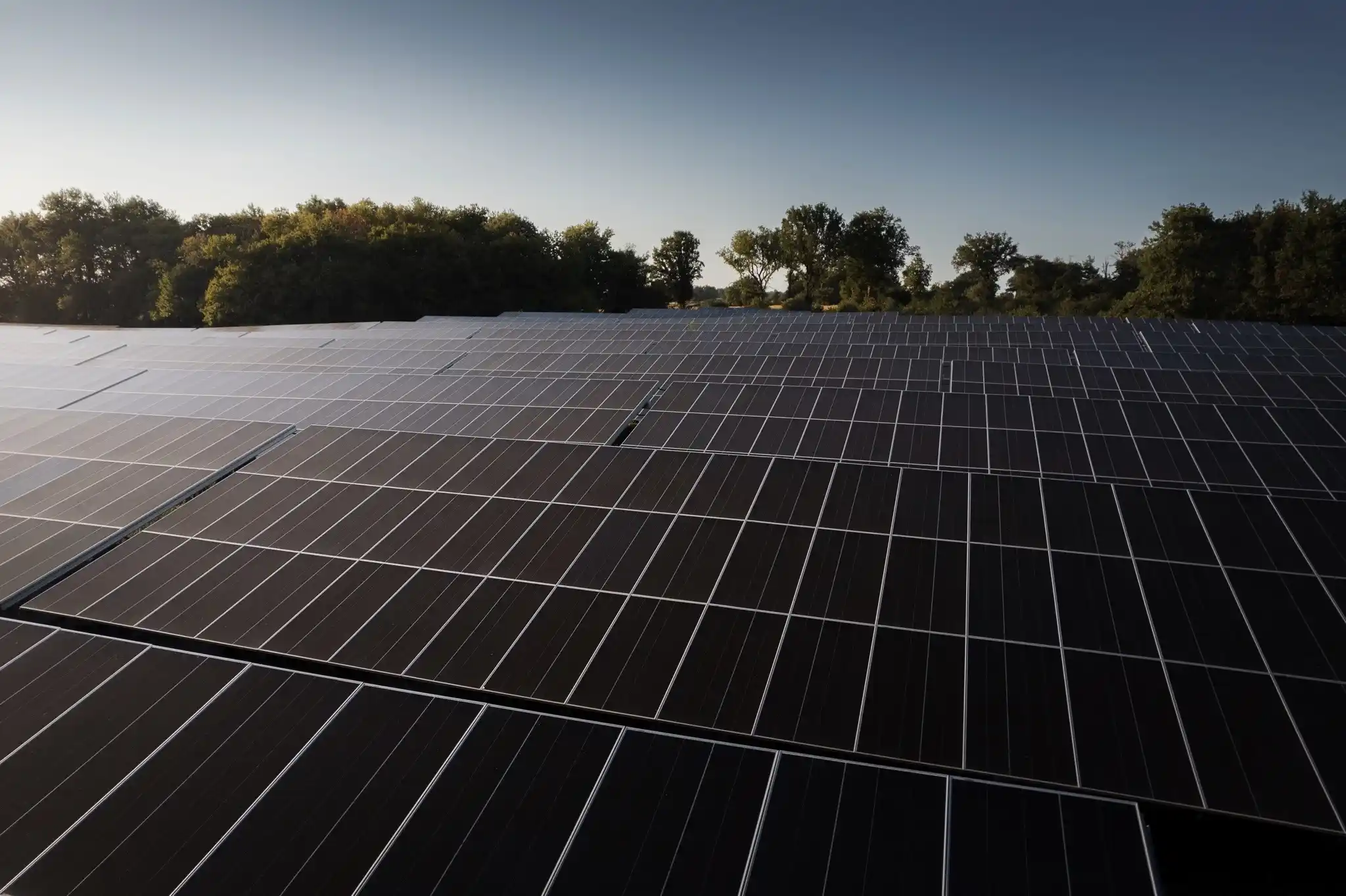 panneaux solaires installés sur centrale photovoltaïque au sol
