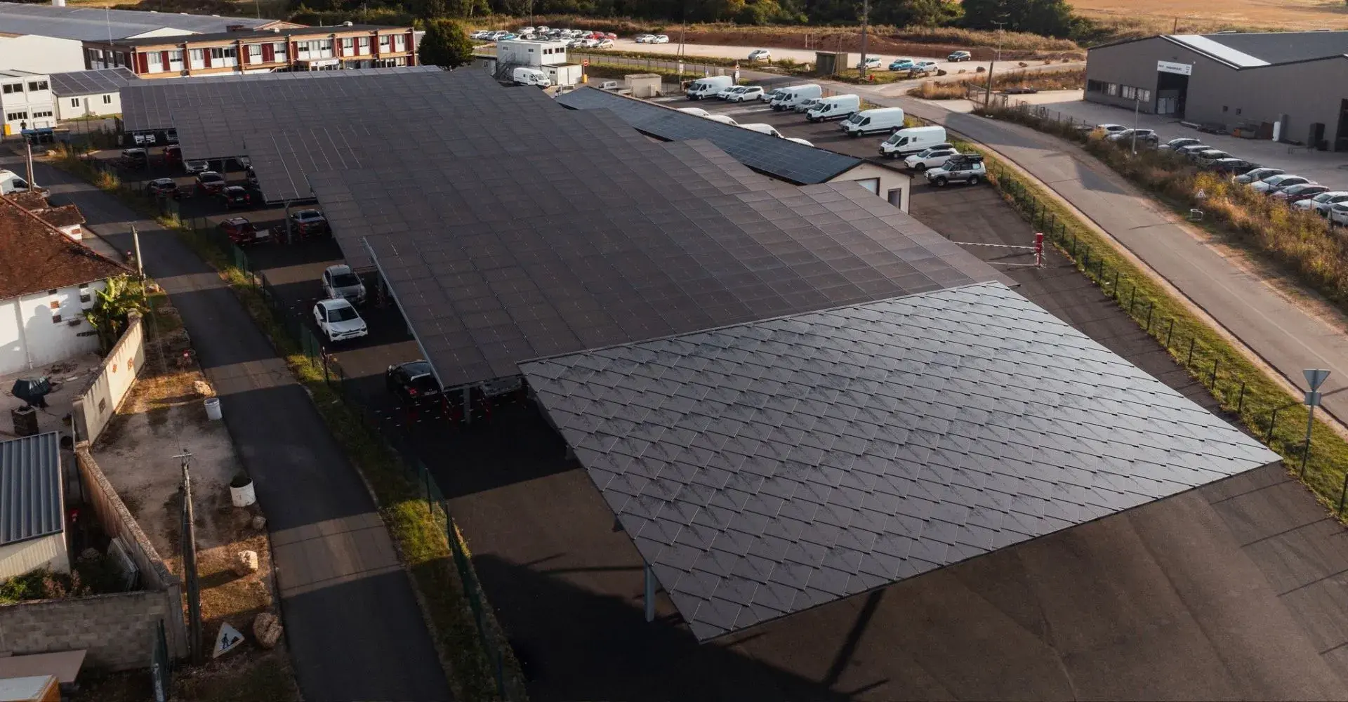 installation d'ombrière solaire sur parking commercial