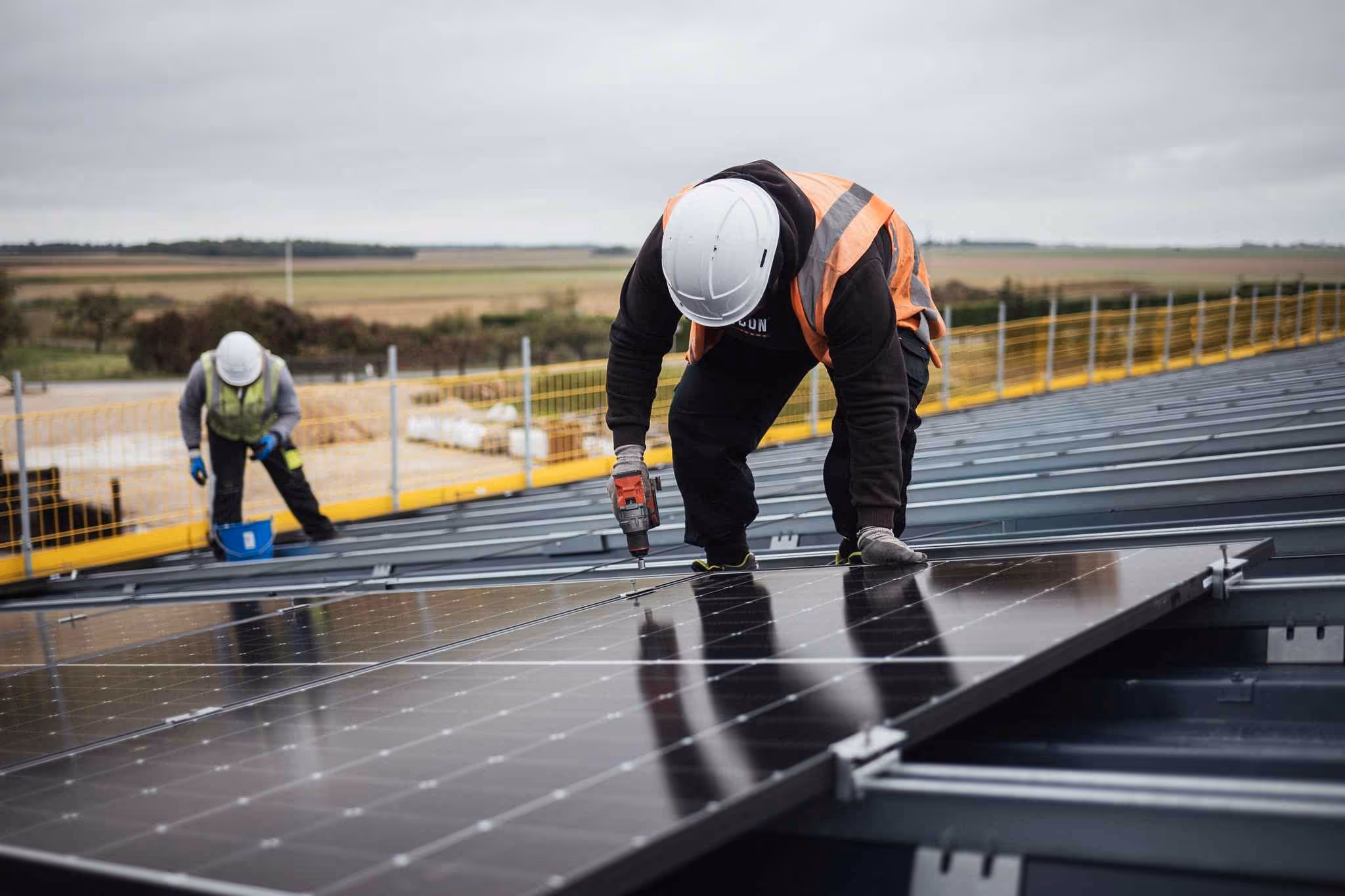 monteur installant des panneaux solaires en hauteur