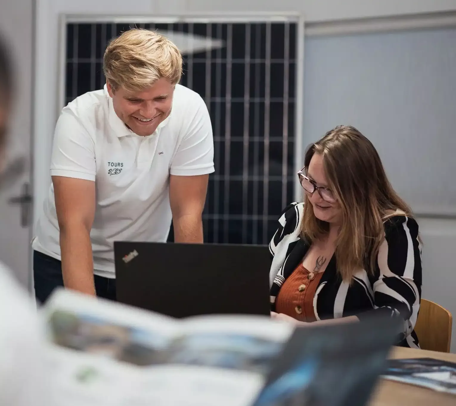collaboration entre ingénieurs Triangle Horizon sur un projet solaire