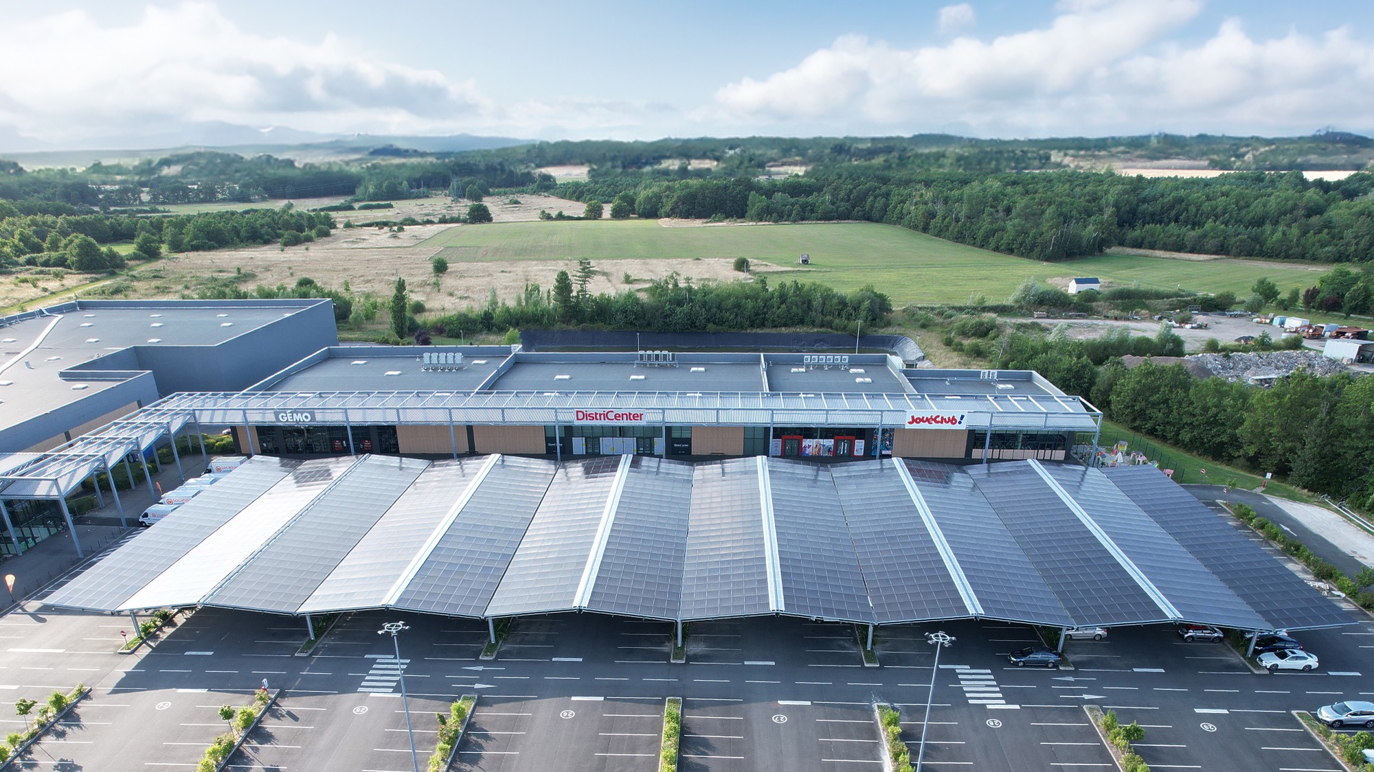 Ombrière solaire fabriquée et montée par Triangle Horizon