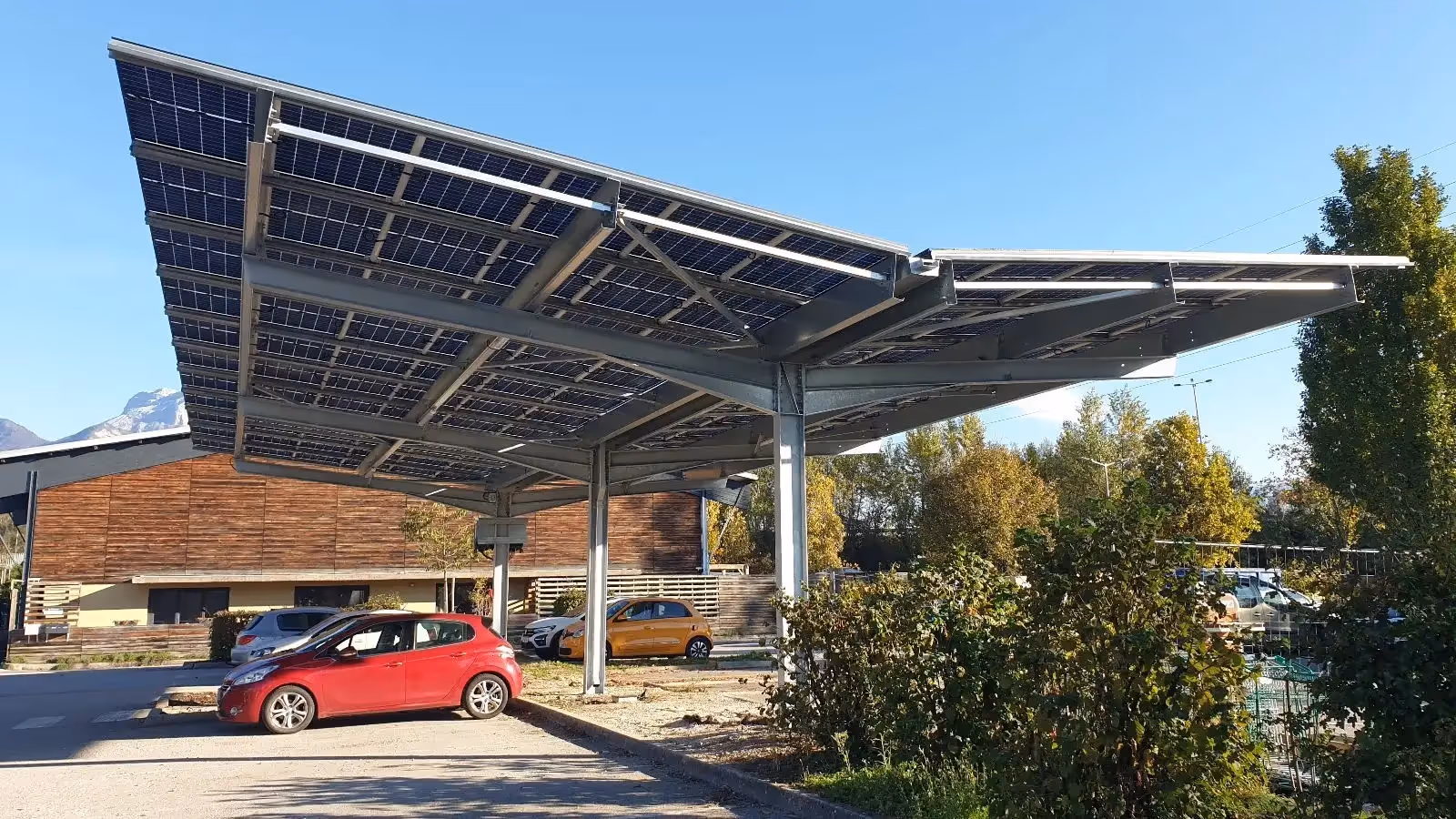 Ombrière solaire réalisée par Triangle Horizon