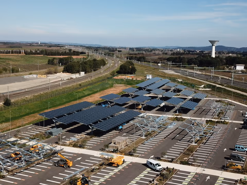 Ombrières solaires installée par Triangle Horizon à la gare TGV de Nîmes