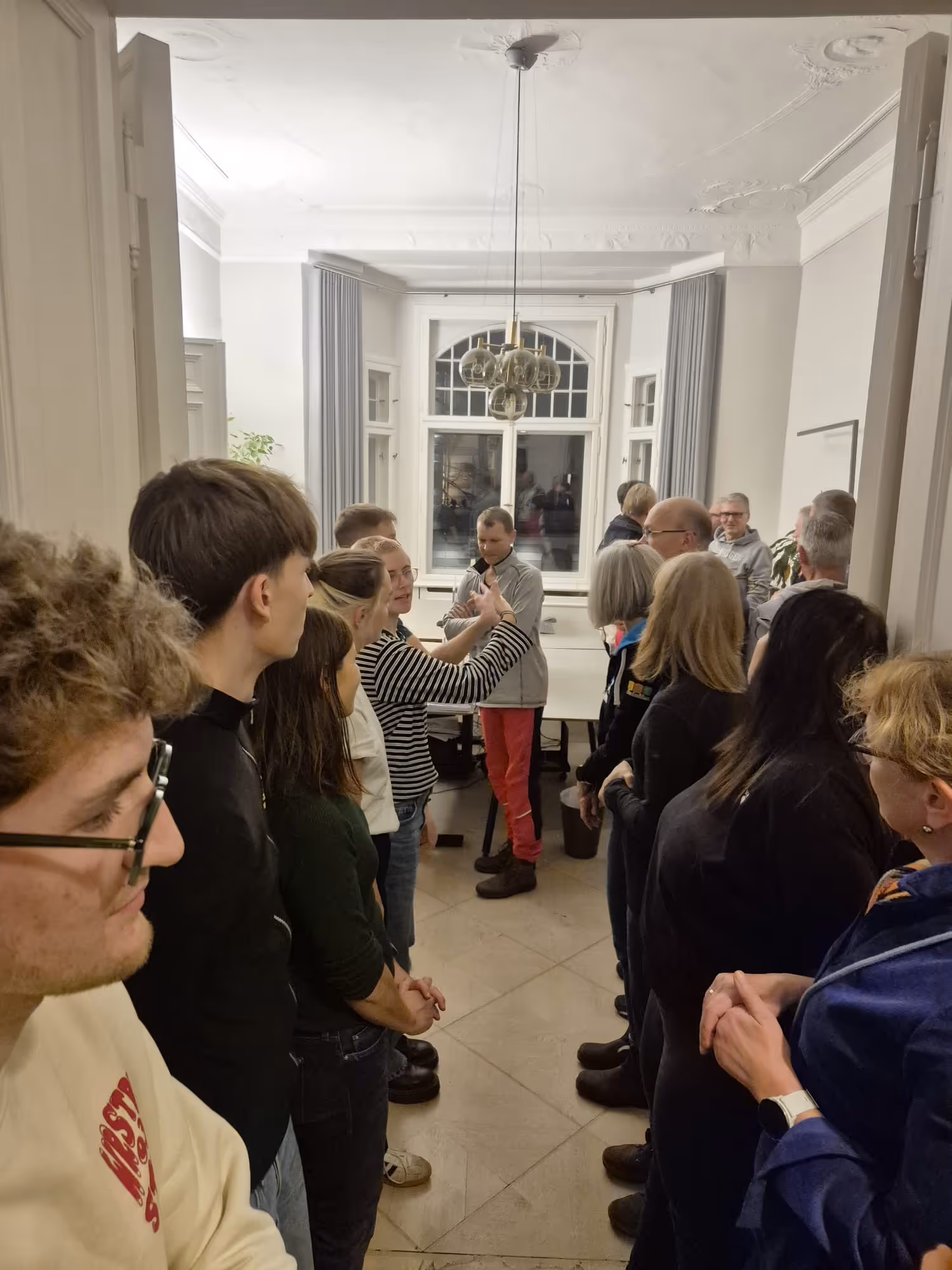 Erfahrenen und neue Top-Helfer stehen sich in zwei gegenüberliegenden Reihen beim Kick-off-Kennenlernspiel gegenüber