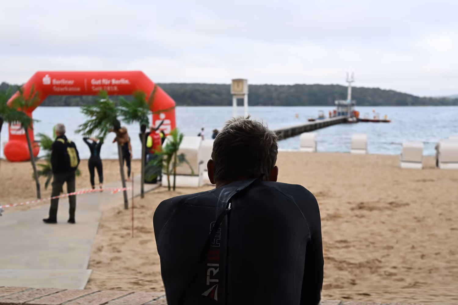 Zwei Banner mit Logos der Berliner Triathlon Union und Deutschen Triathlon Union, Veranstaltung genehmigt, Landesmeisterschaft 2026 Triathlon Mitteldistanz, darunter Sportmetropole Berlin mit Berliner Bär-Symbol.