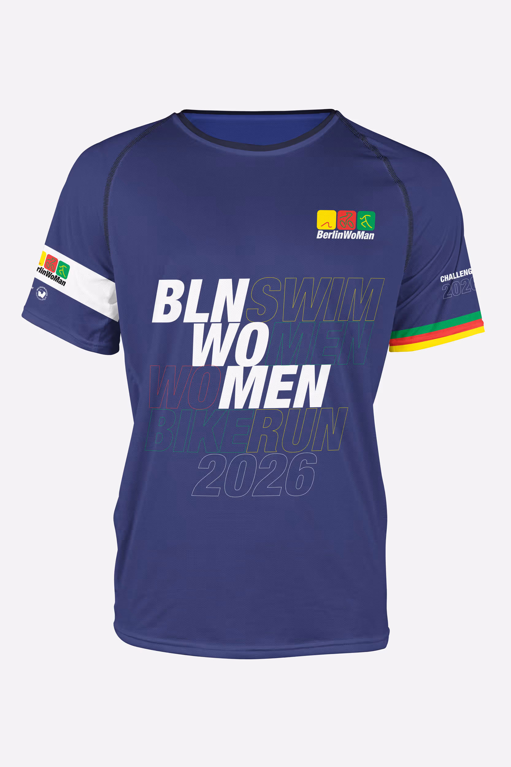 Dunkelblaues Sportshirt mit Aufschrift 'BLN WO MEN SWIM BIKE RUN 2026' und BerlinWoMan-Logo in Gelb, Rot und Grün.