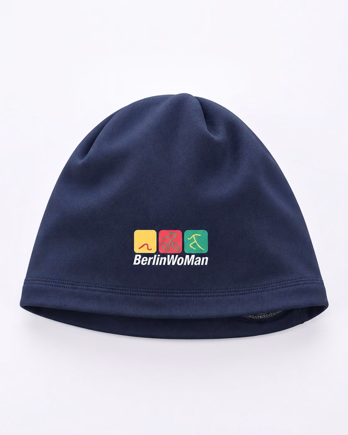 Dunkelblaue Beanie mit dem Logo BerlinWoMan, das Symbole für Schwimmen, Radfahren und Laufen in gelb, rot und grün zeigt.