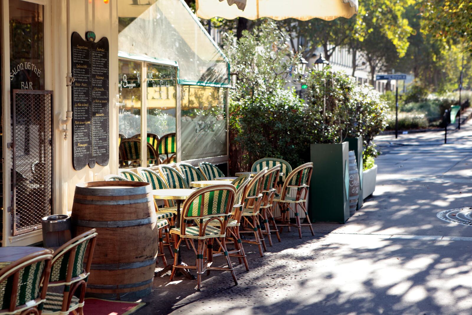 Terrasse de restaurant sur un trottoir parisien, emplacement commercial pour la restauration