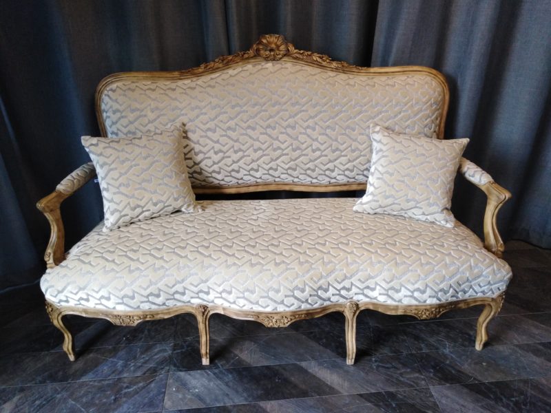 canapé à fleurettes