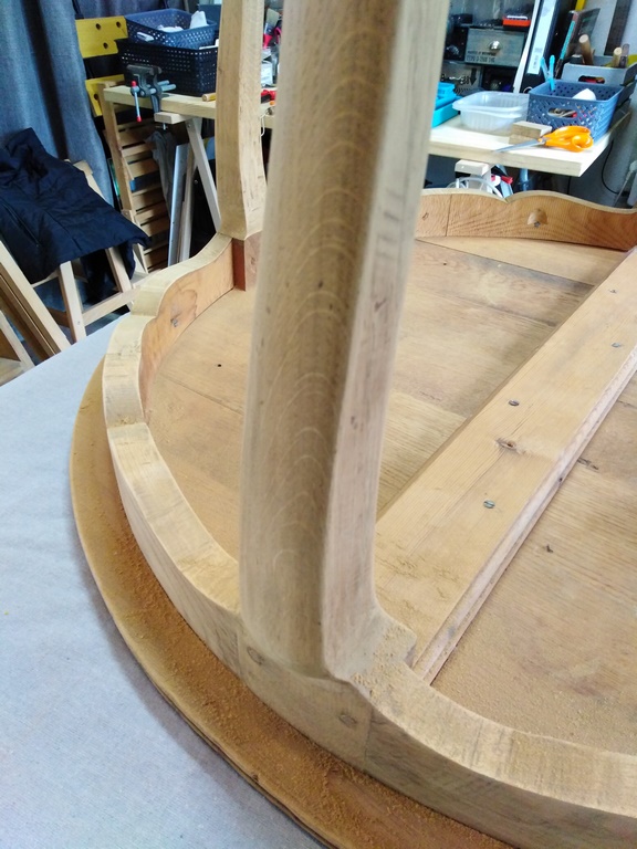 rénovation table ronde dans l'atelier