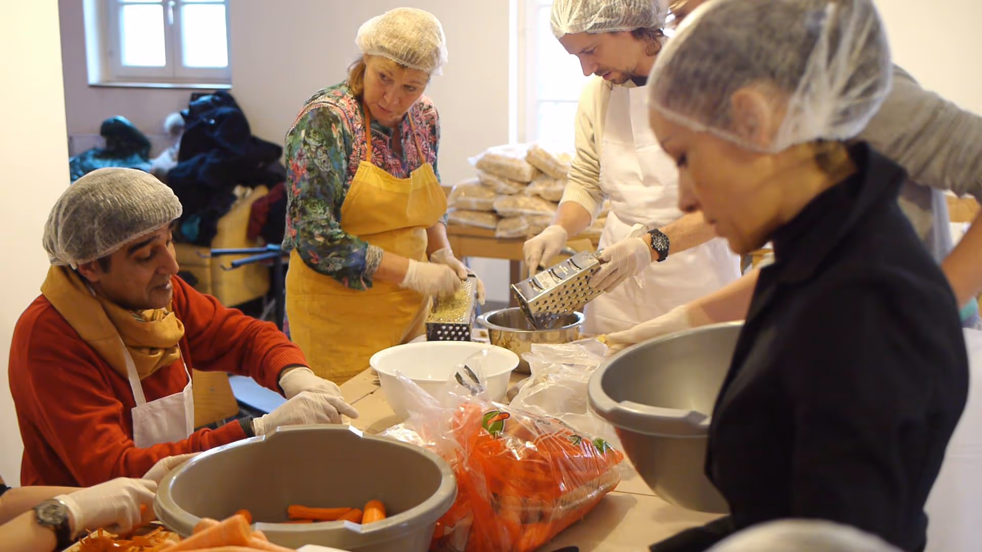 Image d'un repas solidaire en cuisine