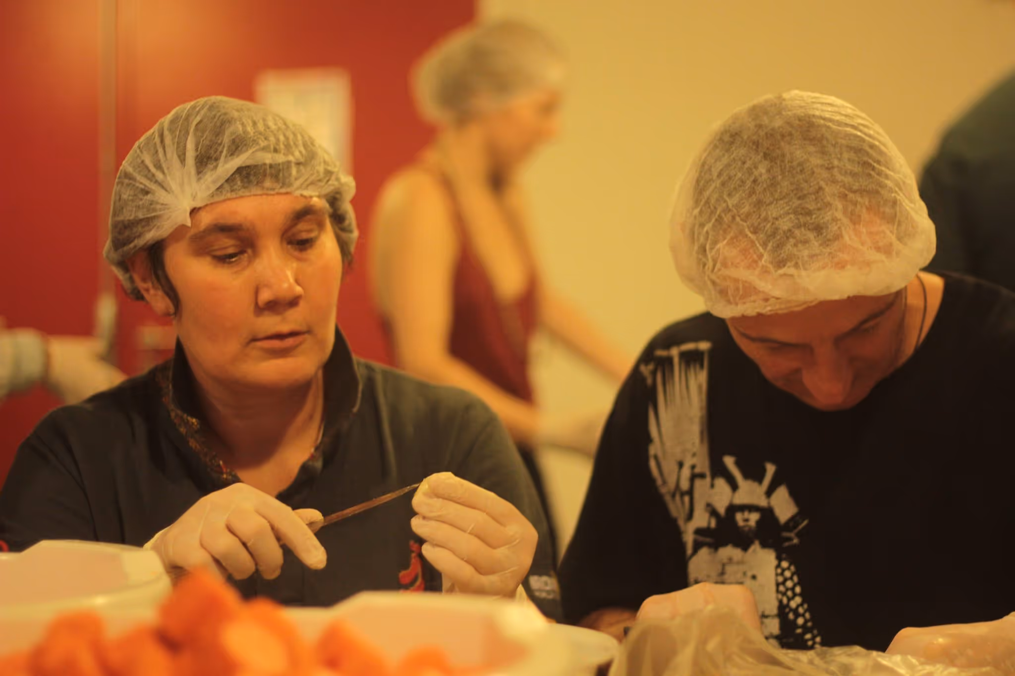 Image d'un repas solidaire en cuisine