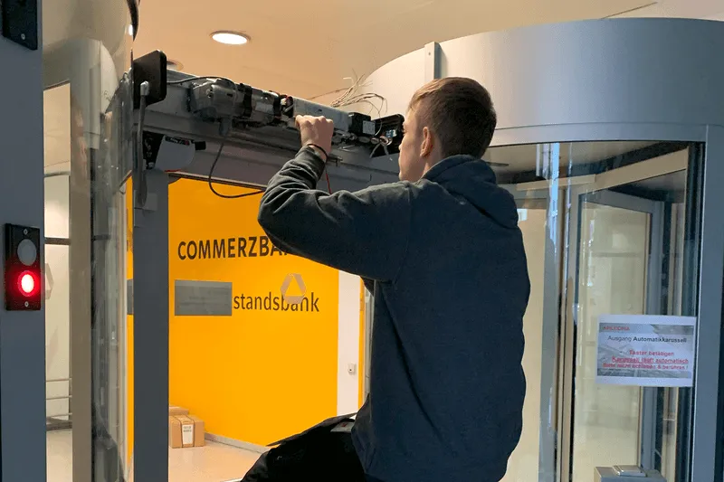 Monteur bei der Installation einer automatischen Türanlage im Innenbereich