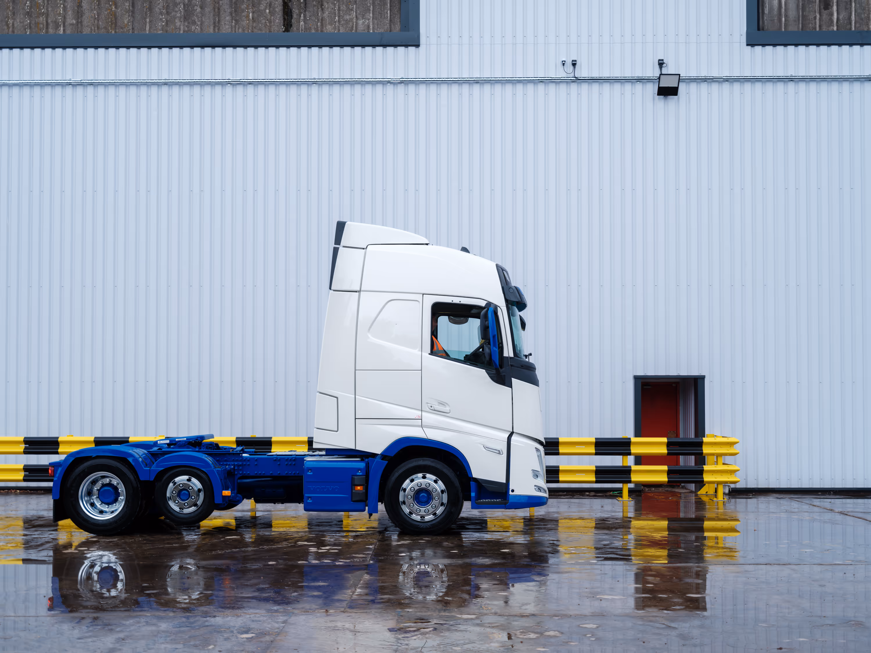 Side of a Volvo FH Aero, where the chassis was resprayed by WCC.