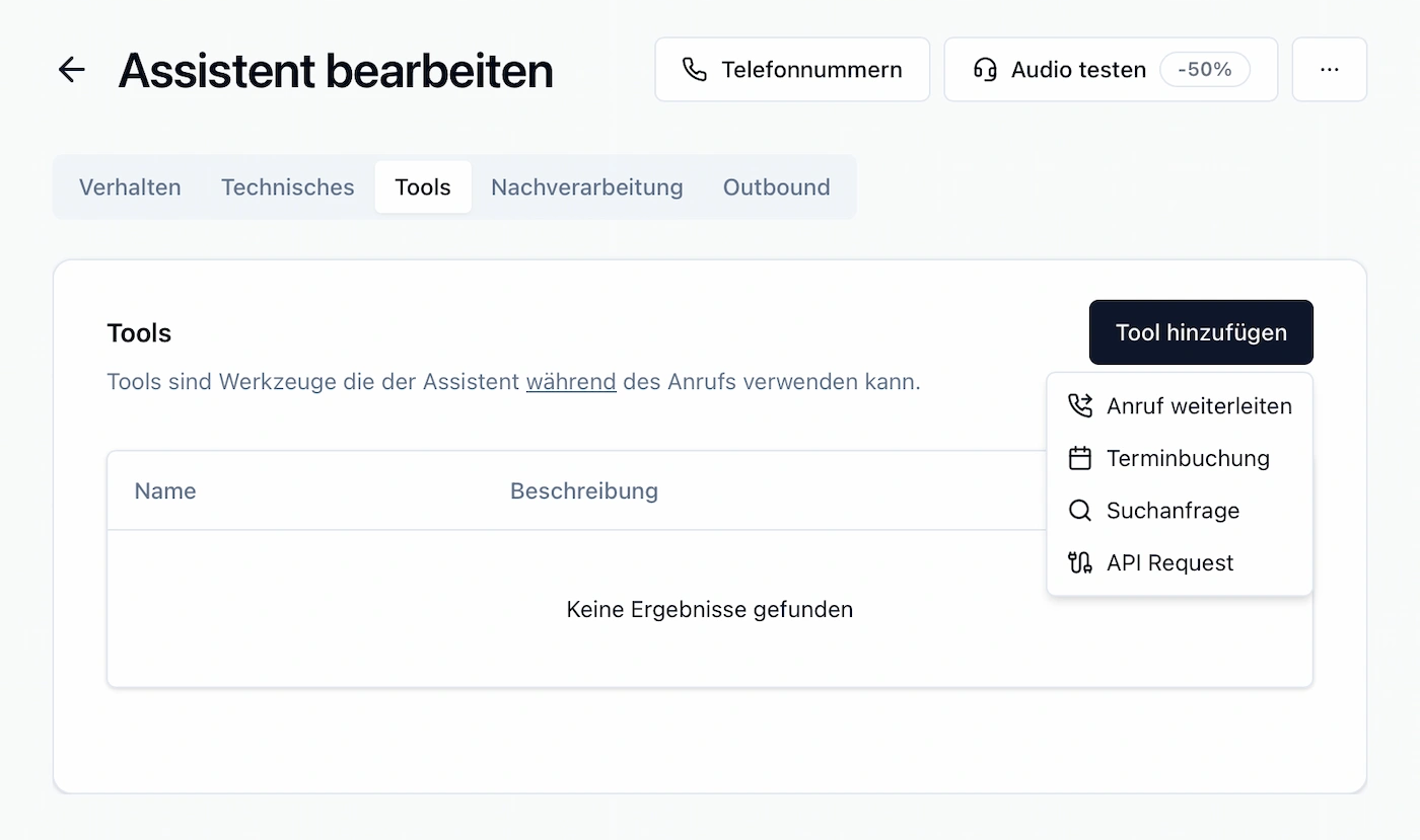 Benutzeroberfläche zum Bearbeiten eines Assistenten mit hervorgehobener Registerkarte 'Tools', Anzeige, dass keine Tools vorhanden sind, und Dropdown-Menü zum Hinzufügen von Tools wie Anruf weiterleiten, Terminbuchung, Suchanfrage und API Request.