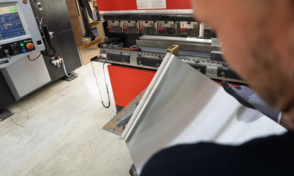 Metallzuschnitt – Verfahren und manuelles Biegen