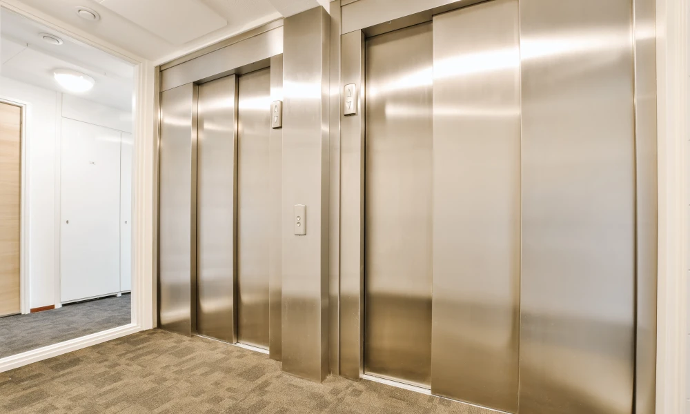 Aufzug Verkleidung erneuern: Materialien und Brandschutz