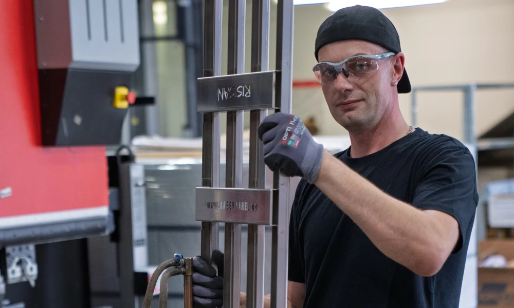 Rahmen aus Edelstahl: Konstruktion und Oberflächenbehandlung