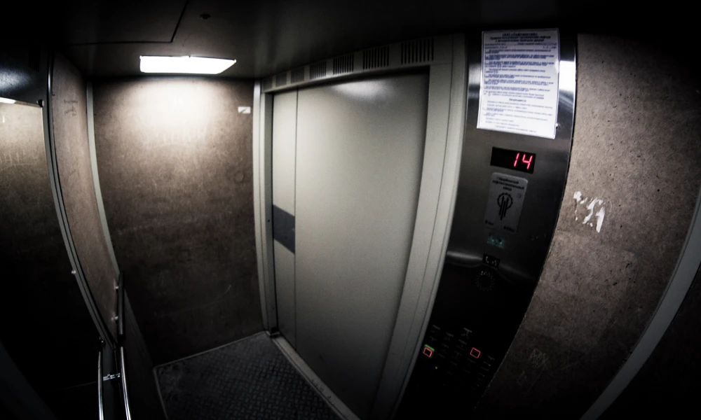 Aufzug Verkleidung erneuern: Materialien und Brandschutz