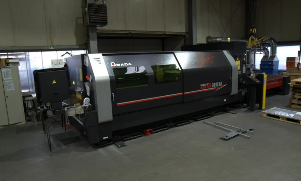 AMADA Ventis 3015 AJ Faserlaserschneidmaschine